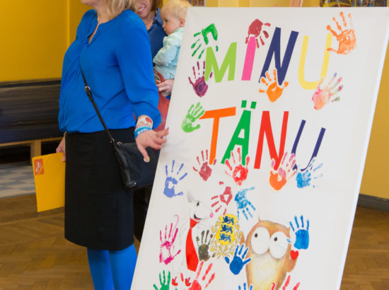 MTÜ Eesti Laste ja Noorte Diabeedi Ühing andis sotsiaalkomisjonile üle tänutahvli